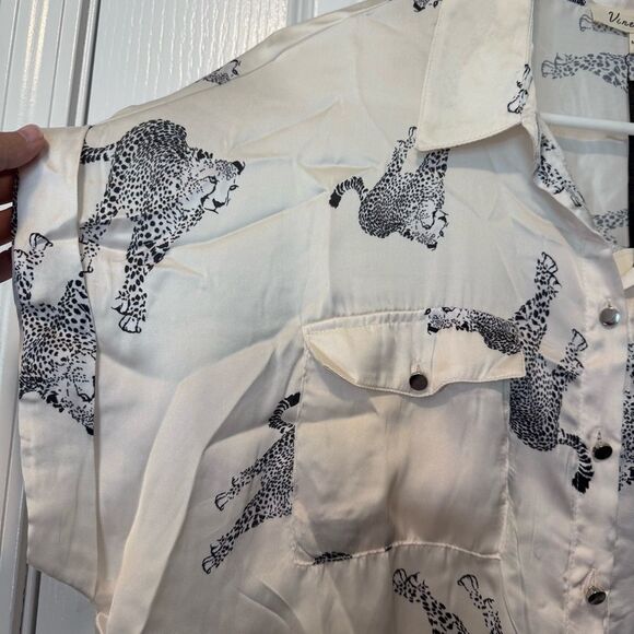 Vine & Love Women’s White Satin Leopard Print Button Down Blouse Size Large NWT - Picture 4 of 8